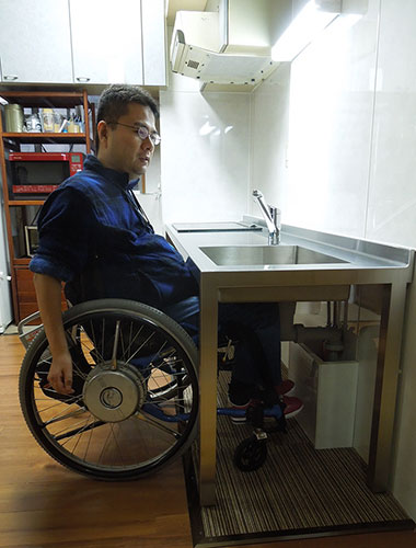 大阪府箕面市の車椅子対応オーダーキッチン施工例写真