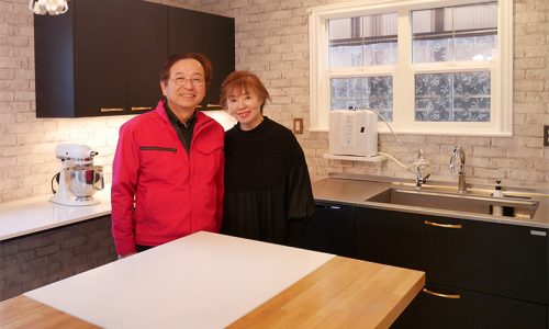 オーダーキッチンのスタディオンのお客様の笑顔