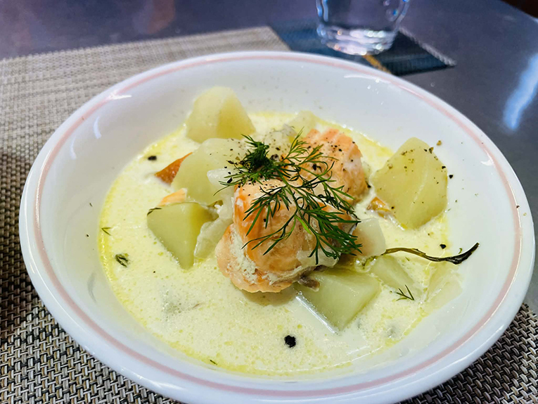 スタディオン料理教室のメニュー「ロヒ・ケイット(サーモンスープ)」