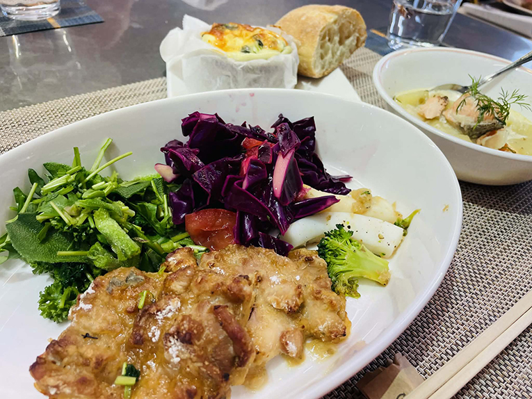 スタディオン料理教室のメニュー「ロヒ・ケイットとローストチキン」