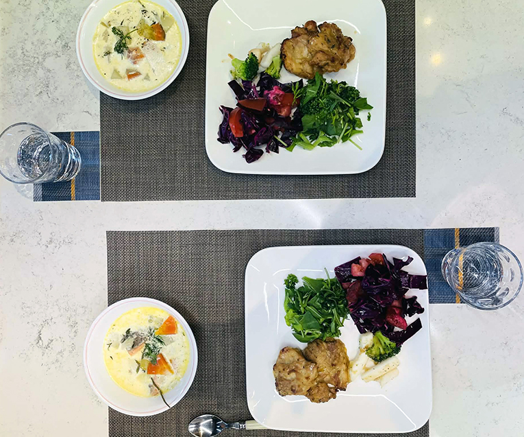 スタディオン料理教室のメニュー「ロヒ・ケイット(サーモンスープ)」